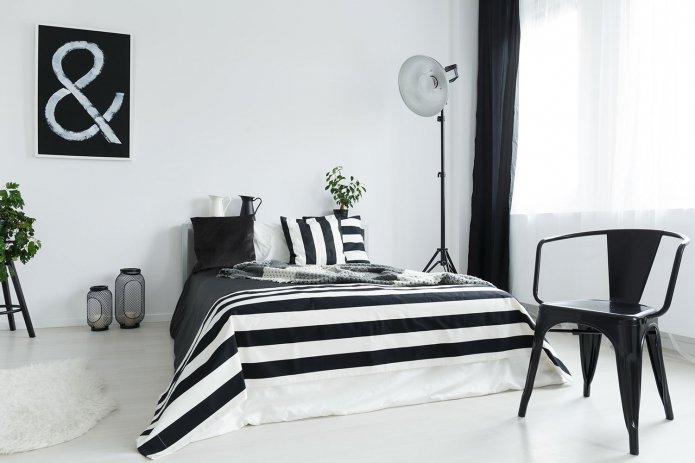Dormitorio elegante con una lámpara de pie inusual