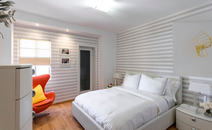 Papel pintado con rayas horizontales en el dormitorio