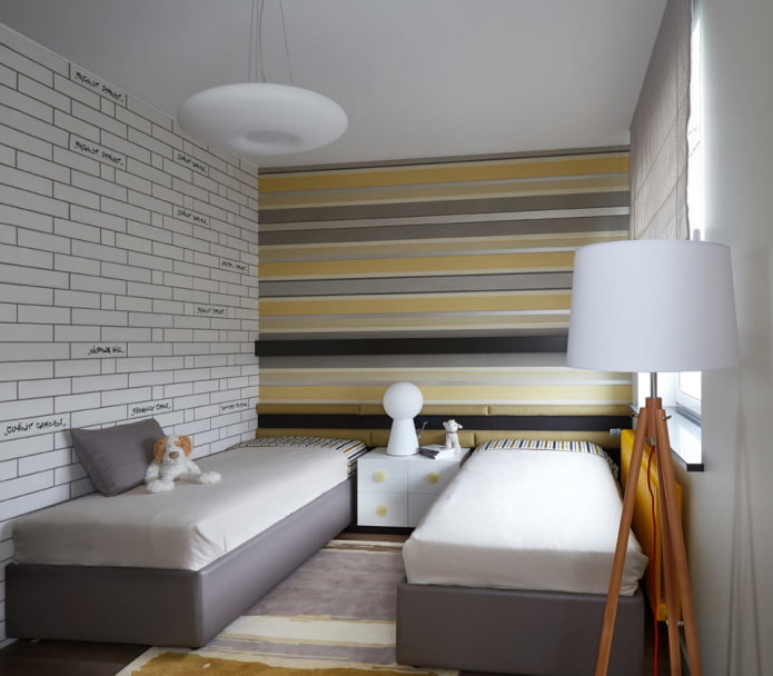 Papel pintado con rayas horizontales en la habitación infantil