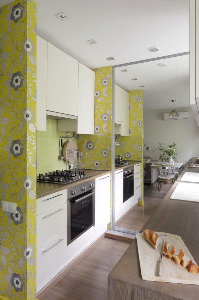 un espejo de pared completa en la cocina