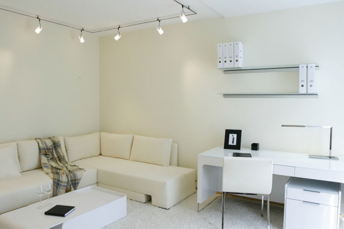 pequeña sala de estar con espacio de trabajo
