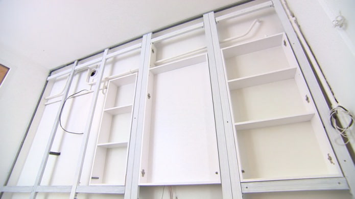 Caja sobre un marco para ocultar tuberías