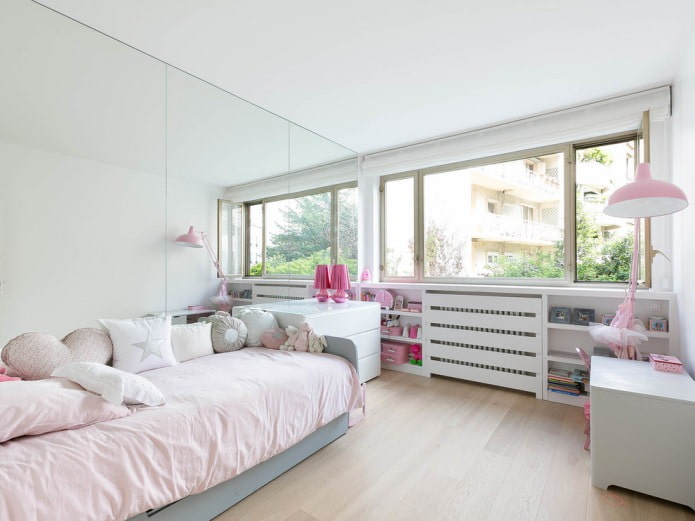 rejilla blanca para la pila en la habitación de los niños