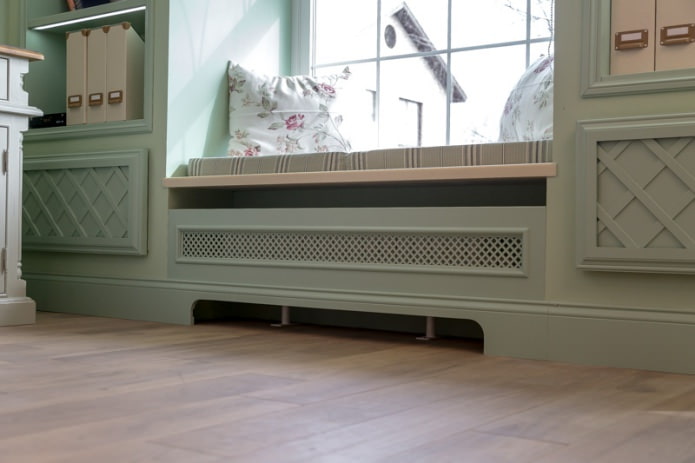 Radiador oculto en una habitación de estilo provenzal