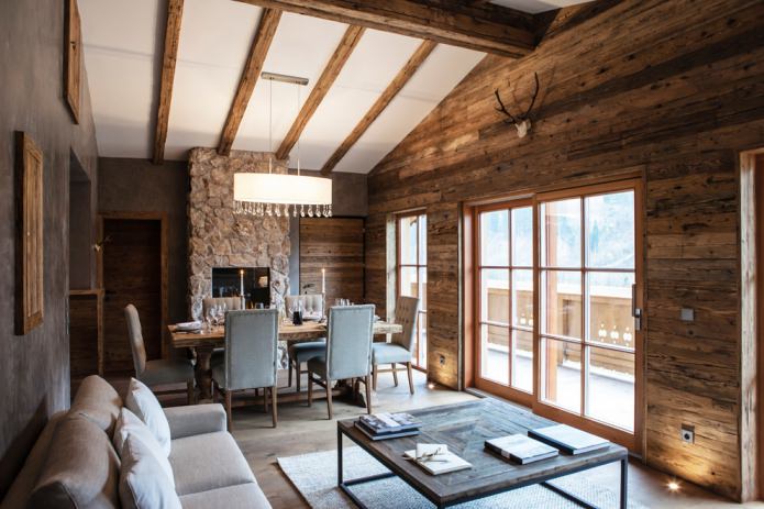 Decoración de habitación con piedra y madera