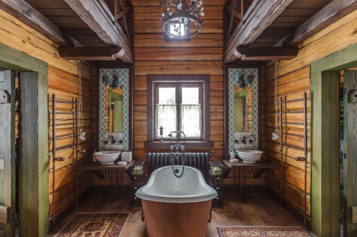 baño acabado en madera con elementos forjados