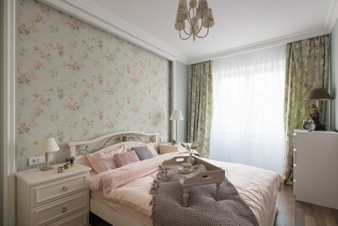 Estampado floral en papel pintado y cortinas