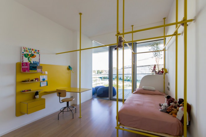 tuberías amarillas en el diseño de la habitación infantil