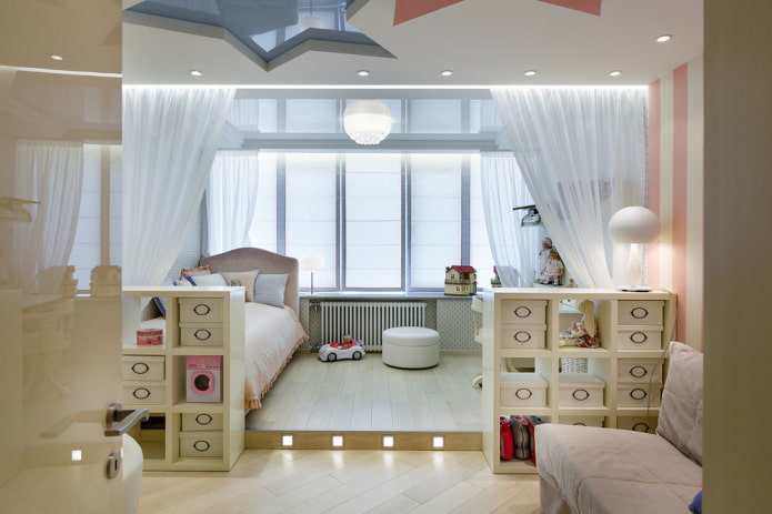 Podio con iluminación en la habitación de una niña