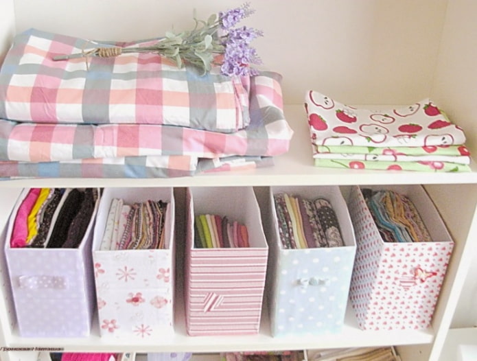 Cajas para guardar ropa hechas con retazos de papel pintado