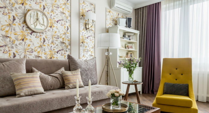 Sala de estar con cuadros de papel pintado