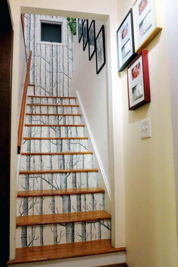 Escalones cubiertos con papel tapiz con estampado de madera