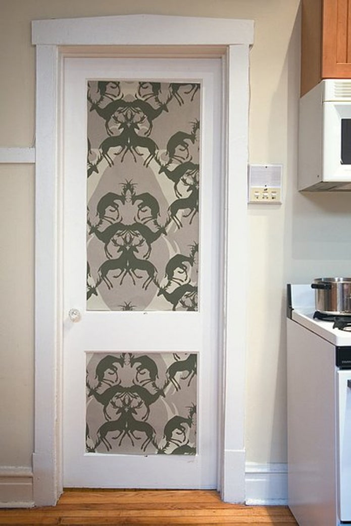 puerta con papel pintado con estampado animal