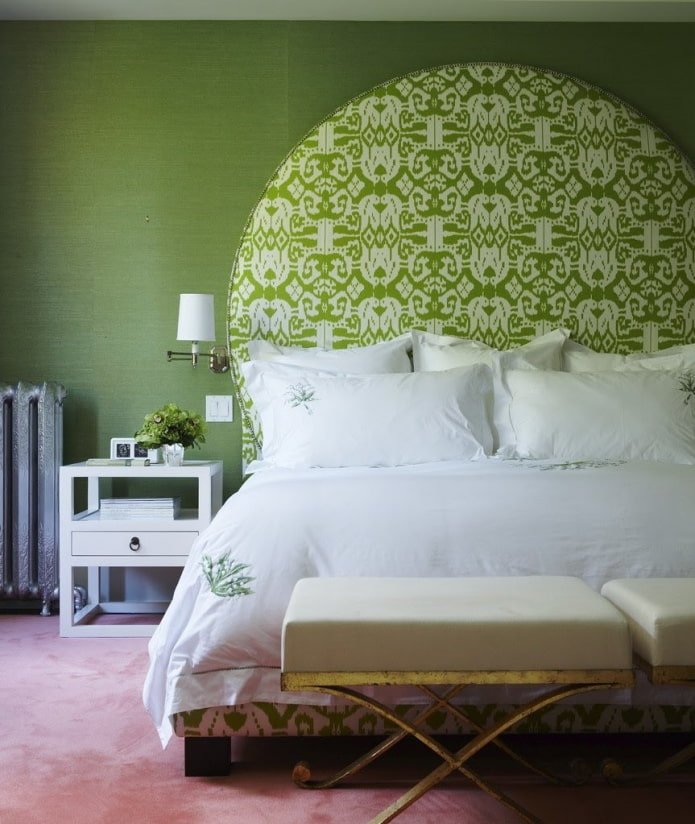plantas en el papel tapiz en la cabecera de la cama