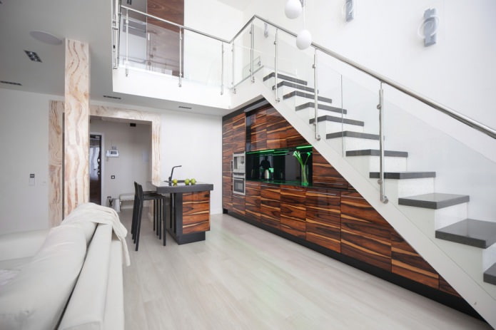 cocina moderna integrada en una escalera