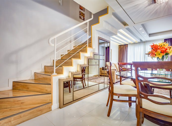decorar una escalera con un espejo