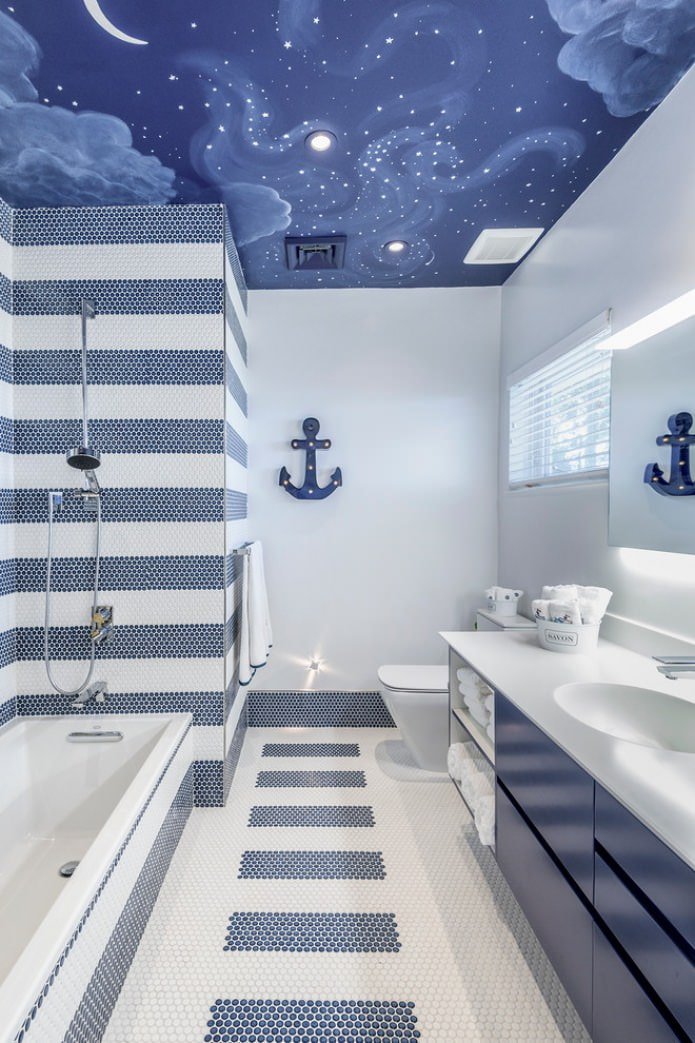 Baño blanco y azul con techo tensado