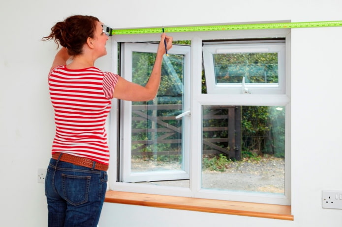 Empapelar alrededor de la ventana