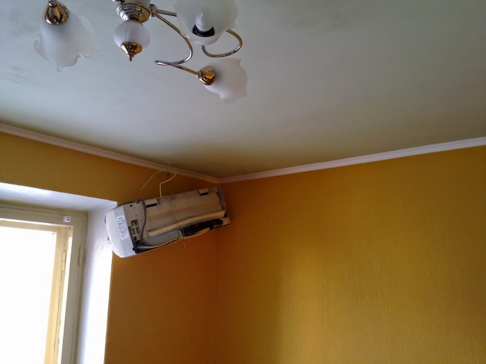 Pegar papel tapiz debajo de un aire acondicionado