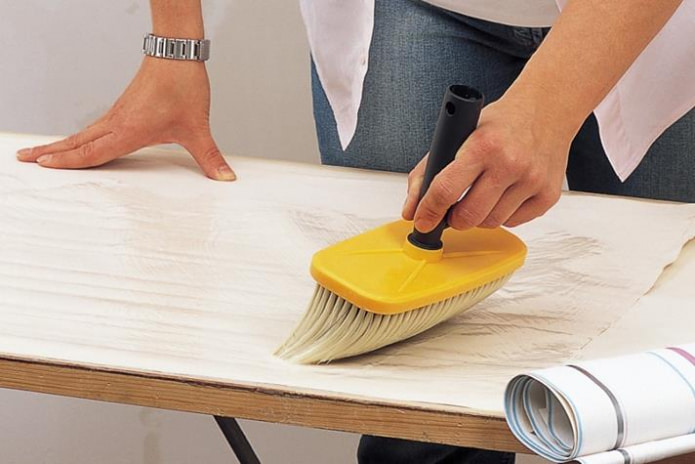 aplicación de pegamento al papel pintado