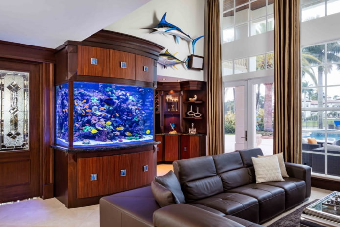 interior con un acuario integrado en el mueble