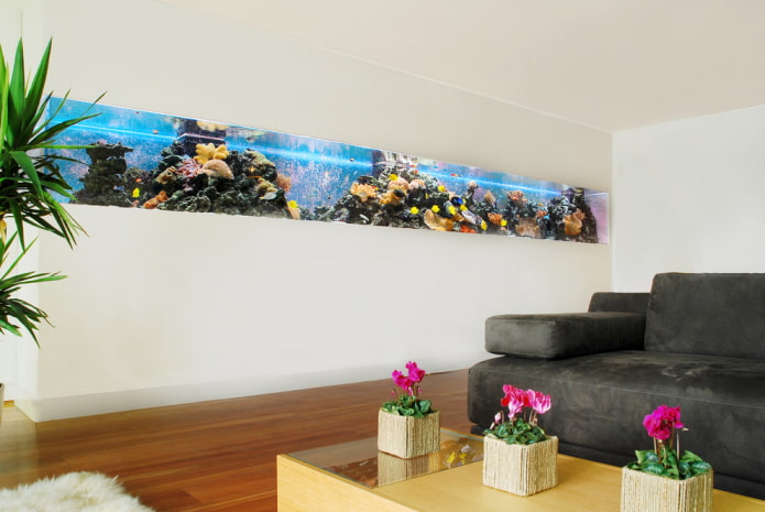 interior con un acuario empotrado en la pared