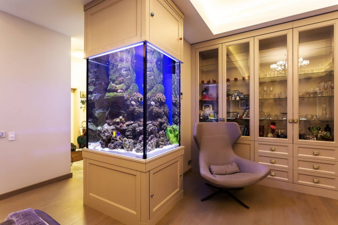 interior con un acuario integrado en el mueble