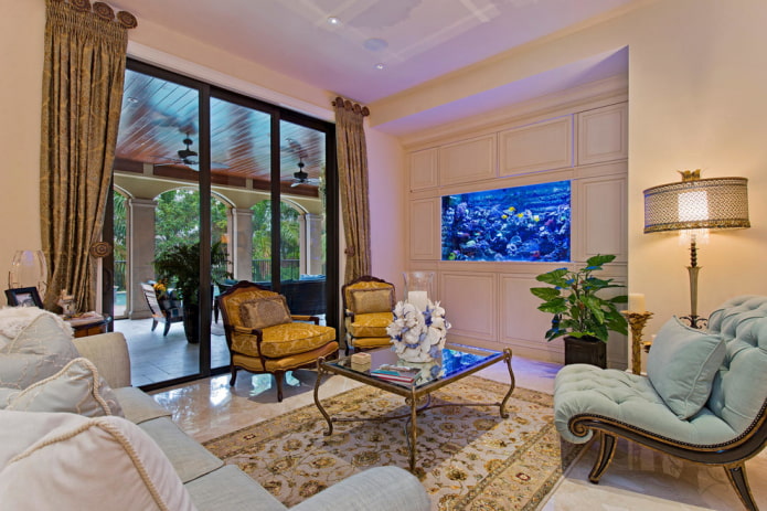 Interior de estilo clásico con un acuario