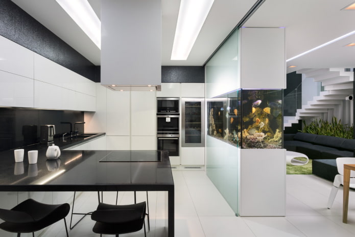Interior de estilo de alta tecnología con un acuario