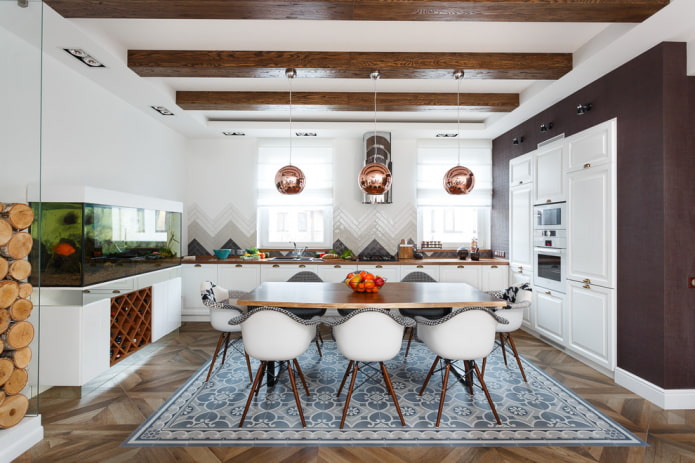 Interior de estilo escandinavo con un acuario
