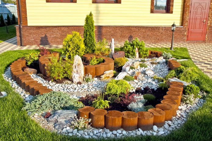 Decoración de jardín de rocas con madera