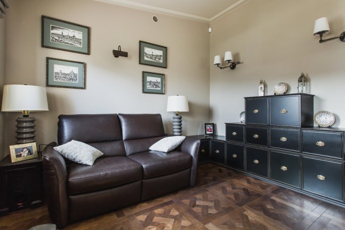 Sala de estar con muchas lámparas de pie, fotos, cojines decorativos, cuadros idénticos y platos étnicos
