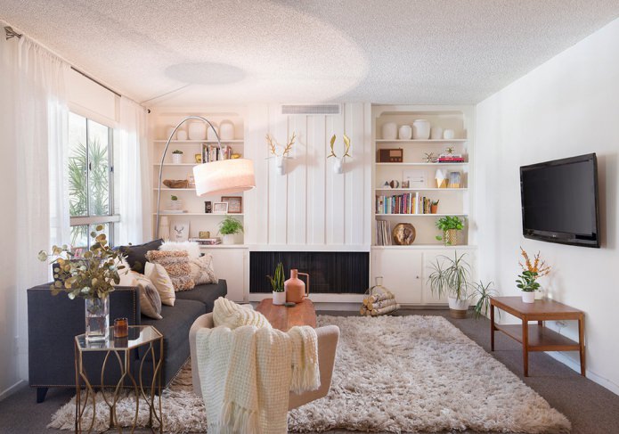 interior de un pequeño salón en tonos claros