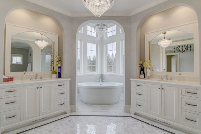 Baño de estilo americano en una casa