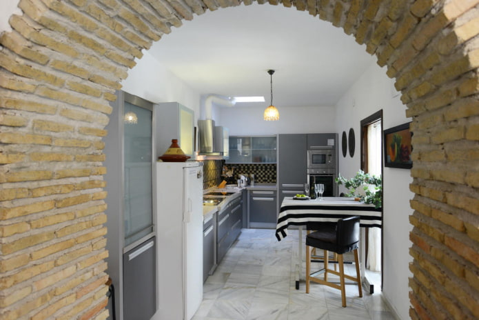 decoración de arco en el interior de la cocina