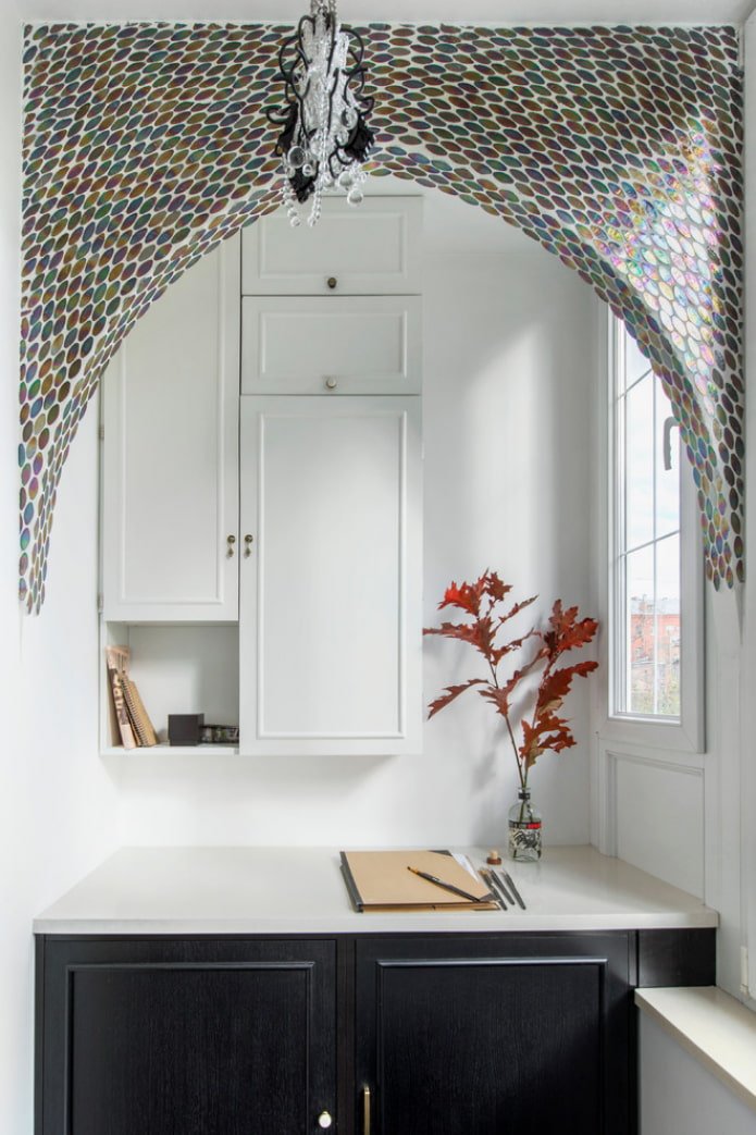 arco decorado con mosaico