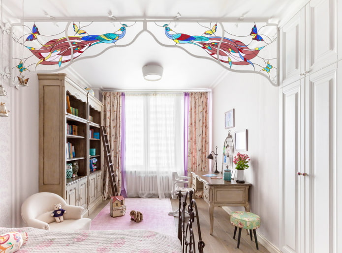 Diseño figurado de un arco en una habitación infantil