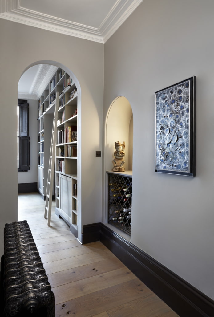 Arco en el interior de un pasillo estrecho