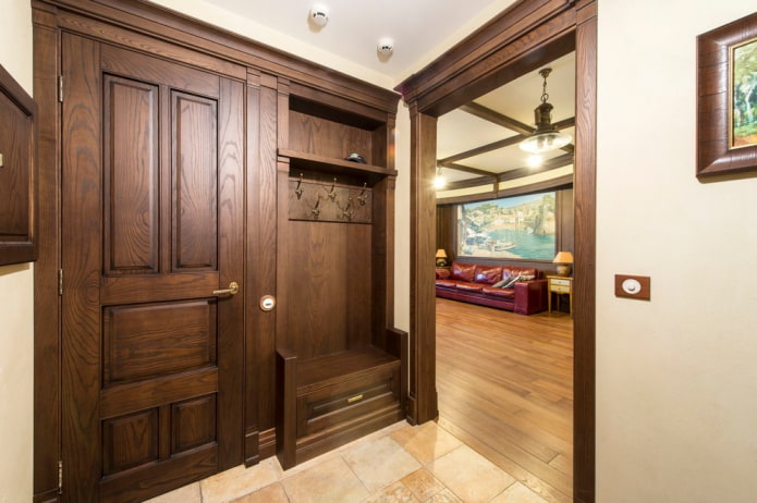 Arco de madera en el interior del pasillo
