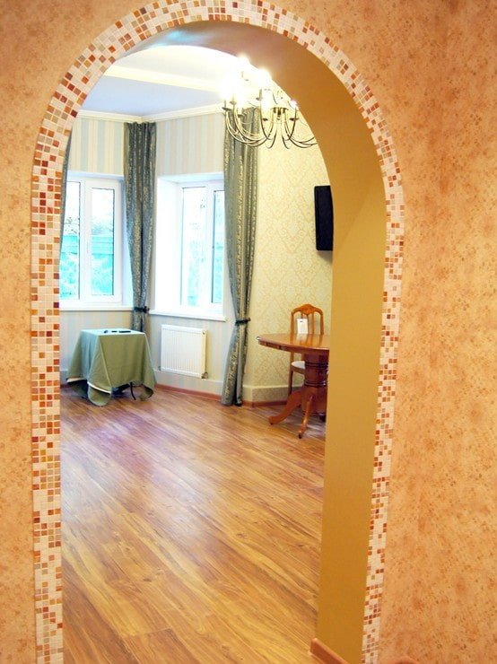 arco con mosaico en el pasillo