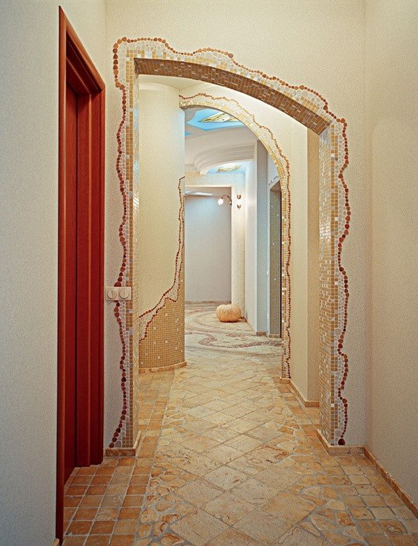 arco con mosaico en el pasillo