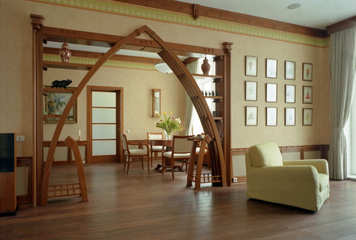 arco con estantes en el interior del salón