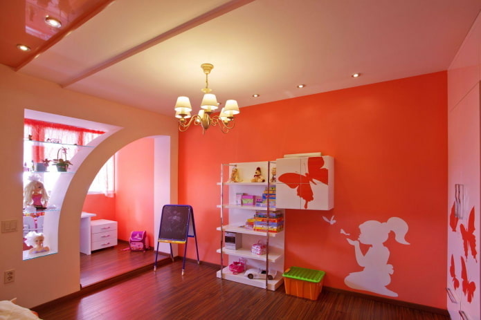 Arco de yeso en el interior de la habitación infantil