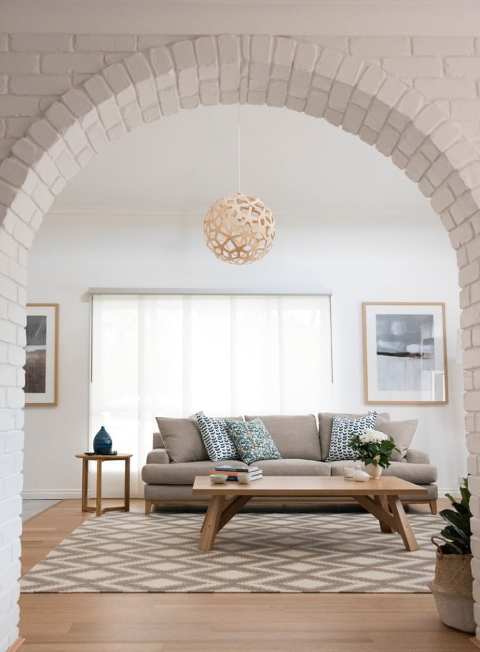 Arco de cartón yeso con moldura de ladrillo en el interior