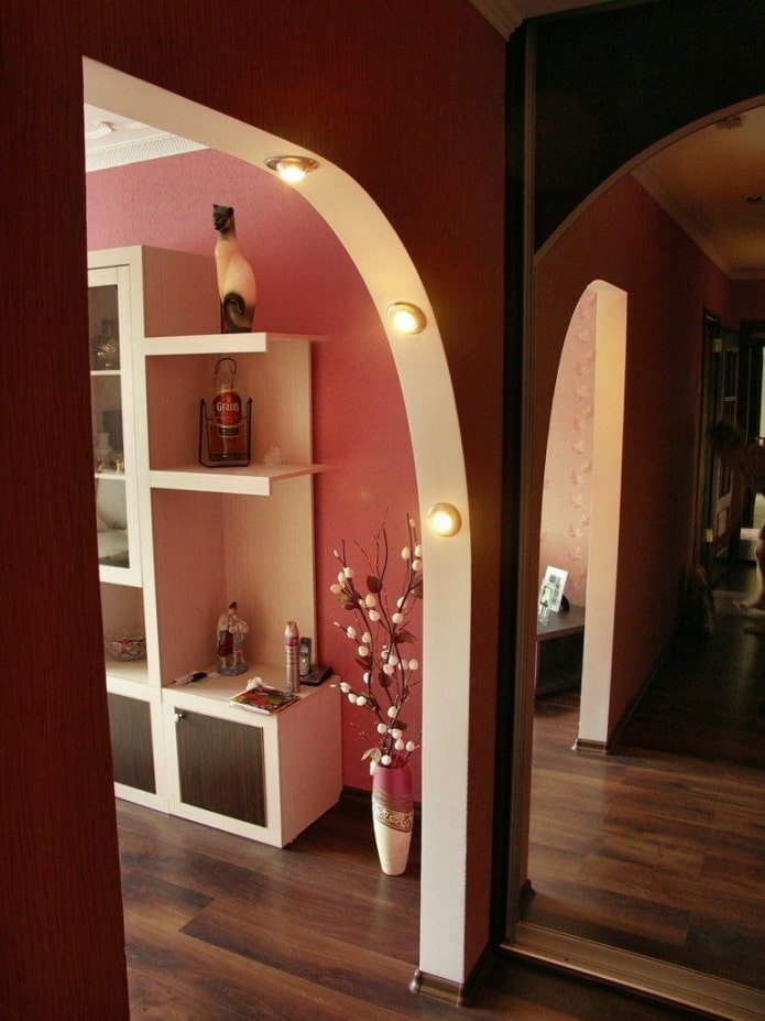 Arco de yeso con retroiluminación en el interior