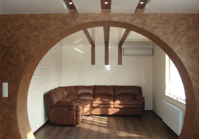 arco redondo de yeso en el interior