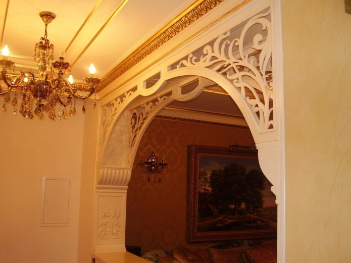 arco de yeso tallado en el interior