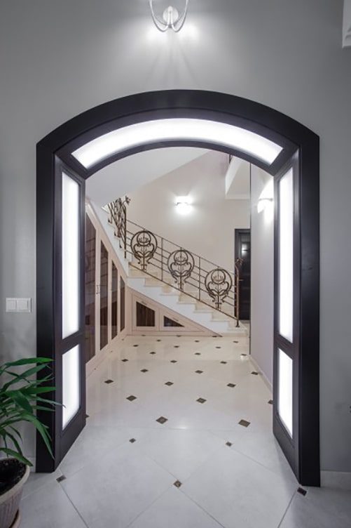 Arco de yeso con retroiluminación en el interior