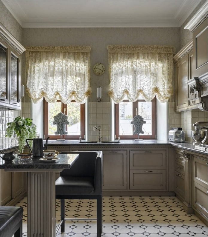 Cortinas austriacas en el interior de la cocina