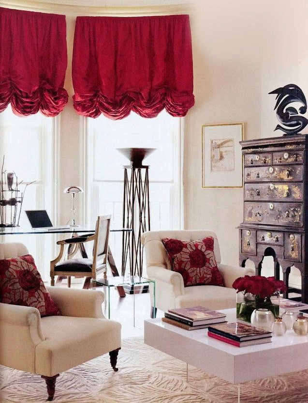 cortinas austriacas rojas en el interior